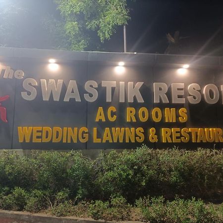 The Swastik Hotel & Resorts And Garden Vrindavan Bagian luar foto