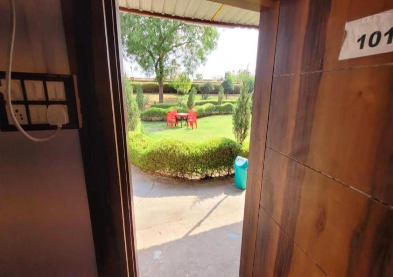 The Swastik Hotel & Resorts And Garden Vrindavan Bagian luar foto