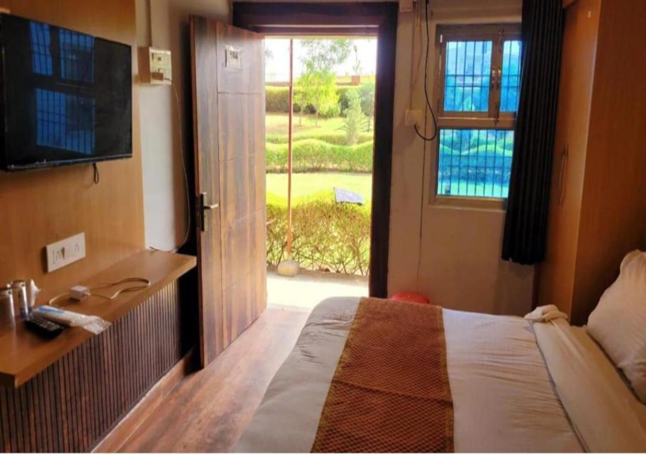 The Swastik Hotel & Resorts And Garden Vrindavan Bagian luar foto