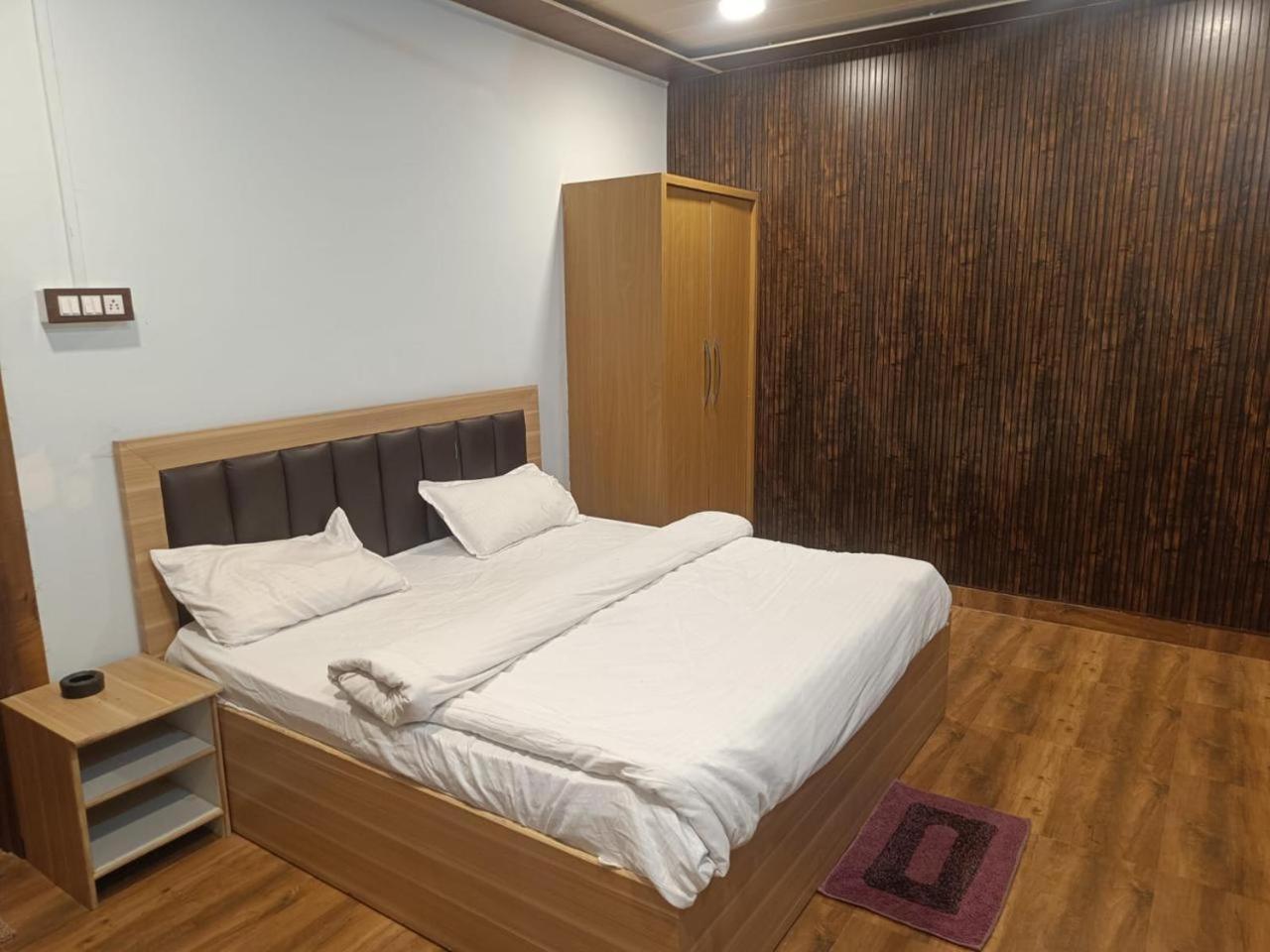 The Swastik Hotel & Resorts And Garden Vrindavan Bagian luar foto