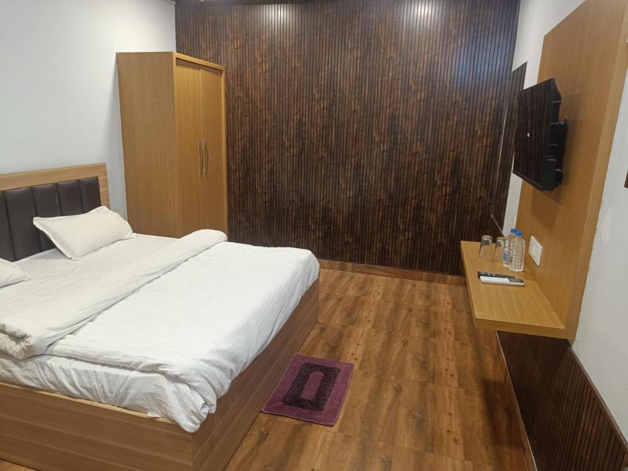 The Swastik Hotel & Resorts And Garden Vrindavan Bagian luar foto